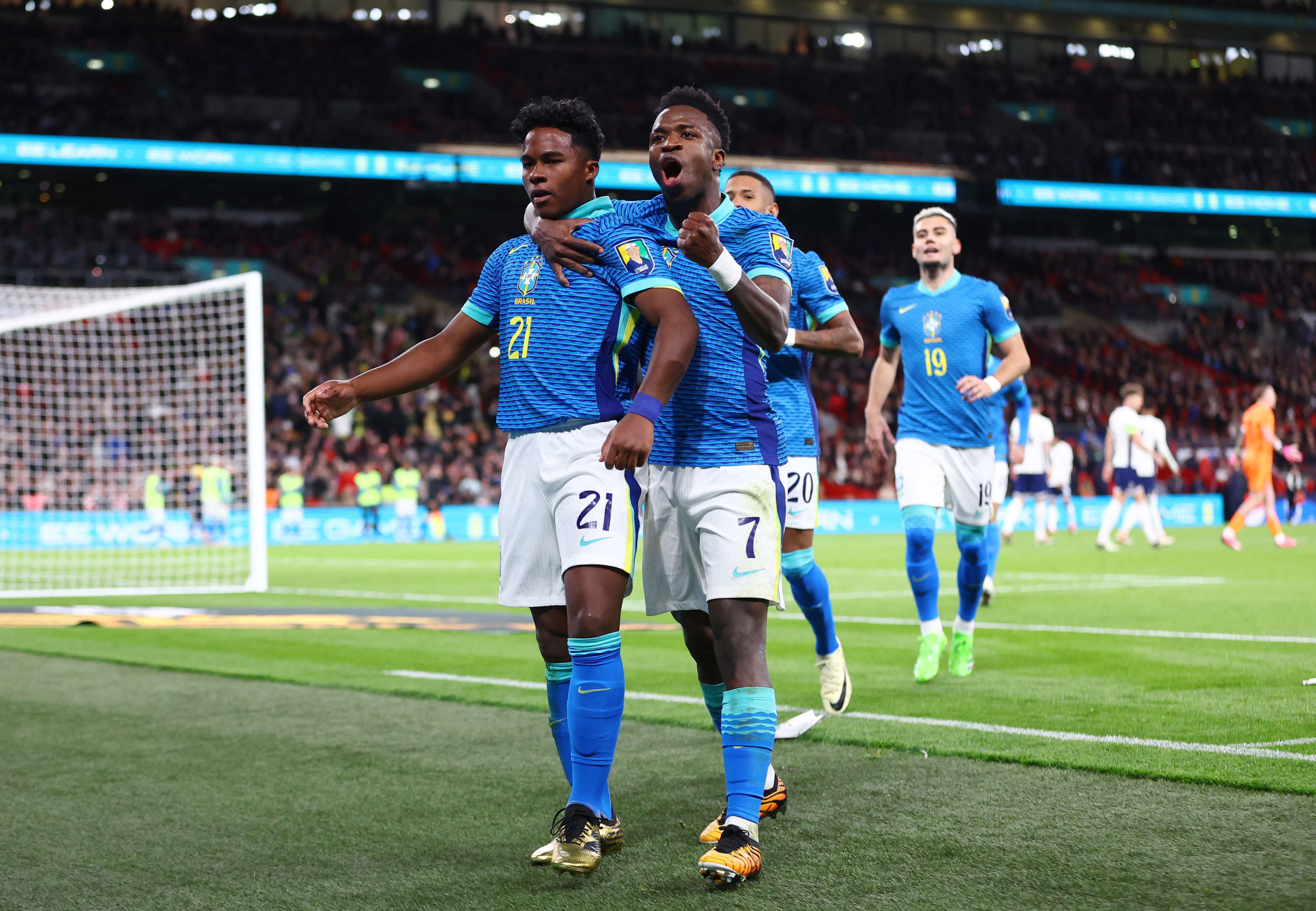 Endrick (21) and Vinicius Jr. (7) during a victory against England